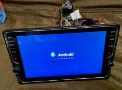 Radio 10cali z systemem Android, zawieszone na ekranie startowym z logo Androida.