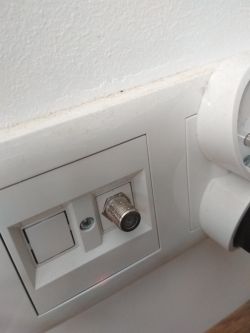 LG 49UJ634V - podłączenie tv do gniazda w ścianie