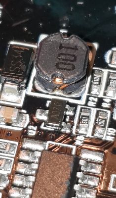 Zbliżenie na płytkę drukowaną z komponentami elektronicznymi.