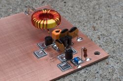 Płytka obwodu drukowanego z cewką i komponentami elektronicznymi.