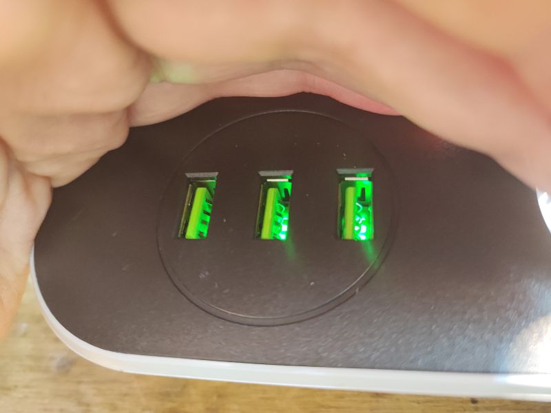 Przedłużacz/listwa 2m 4 gniazda i 3 USB za 35 zł o tajemniczej wydajności prądowej