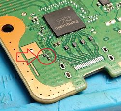 Płyta główna PS4 PRO z zaznaczonym uszkodzonym obszarem.