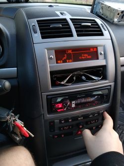Czy radio PIONEER MVH-S120UB 1DIN pasuje do Peugeota 407 2004?