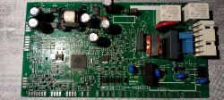 Płytka drukowana PCB z różnymi komponentami elektronicznymi, bez widocznych uszkodzeń.