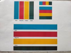 Wydruk testowy z kolorowymi pasami (cyan, magenta, yellow, black) pokazujący nierówności i piksele.