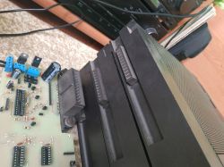 Płyta główna z komponentami elektronicznymi obok części wieży audio