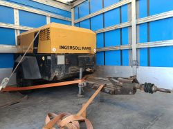 Kompresor śrubowy spalinowy Ingersoll Rand 110 zabezpieczony w przyczepie.