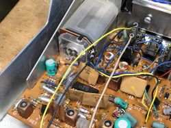 Wnętrze tunera radiowego ZRK T-7010 z widocznymi elementami elektronicznymi.
