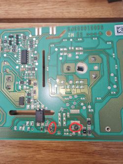 Płytka elektroniczna z brakującymi elementami w dwóch miejscach zaznaczonych na czerwono.