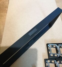 Montagerahmen-Komponenten für LED-Uhr Schwarzer Montagerahmen für eine Uhr, zur Installation zusammengebaut.
