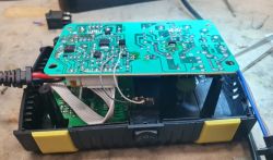 Rozebrany zasilacz lub prostownik z widoczną płytką PCB i przewodami