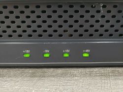 Panel zasilacza z czterema zielonymi diodami wskazującymi napięcia +18V, -18V, +10V i +48V.
