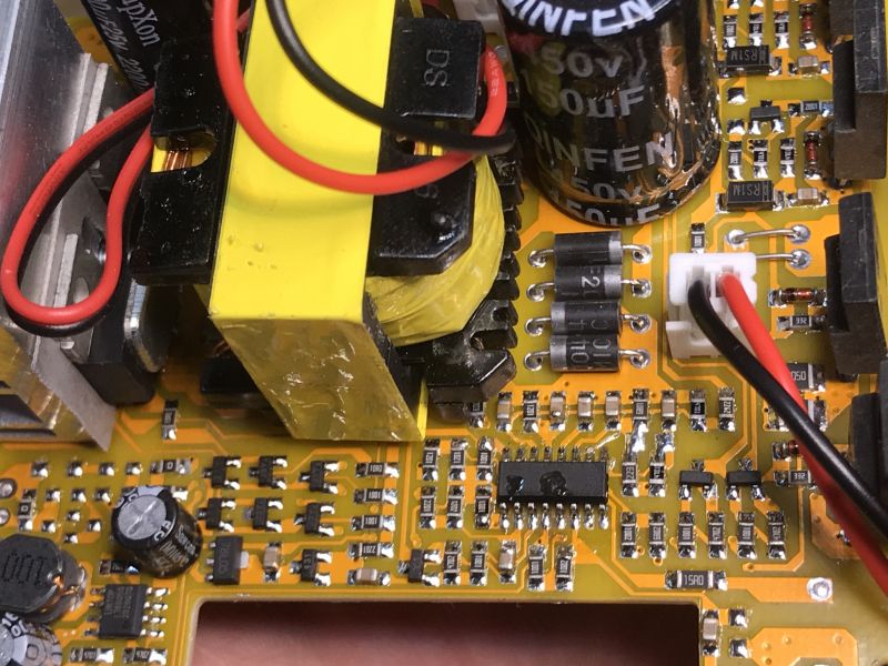 Wnętrze przetwornicy samochodowej z widocznymi elementami elektronicznymi.