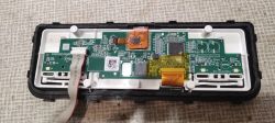 Rozcięty panel z wyświetlaczem i elektroniką sterującą na stole serwisowym