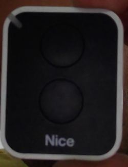 Nice Robus 6000 i Beninca JM.4ESA 5B – pilot Nice steruje obiema bramami jednocześnie