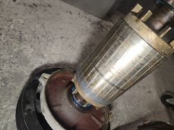 Rotor silnika elektrycznego wyjęty z obudowy, widoczne stalowe blachy i łożysko