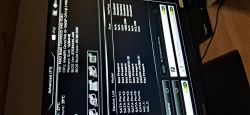Monitor wyświetlający ekran BIOS komputera z informacjami o sprzęcie i podłączonych dyskach.