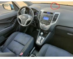 Hyundai ix20: Przyczyny świecenia i migania czerwonej diody obok przedniej szyby po wyłączeniu auta