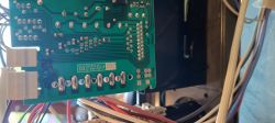 Zbliżenie na panel elektroniczny z zieloną płytką drukowaną i przewodami.
