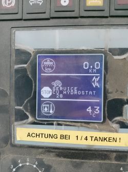 Wyświetlacz Hako Citymaster 2000 z komunikatem serwisowym: STOP CU HYDROSTAT 28, wskaźnikiem żółwia i temperaturą 4,3°C.