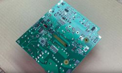 Płytka drukowana z widocznymi elementami elektronicznymi.