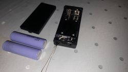 Alternative Stromversorgung für Lampen mit 18650-Zellen Bild eines Batteriefachs mit Schalter, angepasst für 18650-Zellen mit einem USB-C-Lademodul.