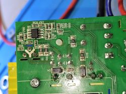 Zbliżenie na płytkę drukowaną z elementami elektronicznymi.