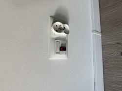 Gniazdko elektryczne i gniazdko głośnikowe na ścianie.