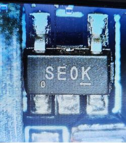Układ scalony SMD z oznaczeniem SE0K widoczny na zbliżeniu płytki PCB