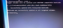 Ekran komputera z wynikami polecenia bootsect w trakcie aktualizacji kodu rozruchowego.