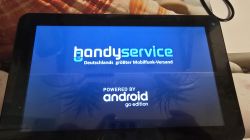 Ekran początkowy tabletu z Android Go i logo handyservice Tablet z ekranem startowym handyservice i logo Android Go Edition