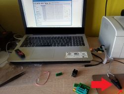 Zestaw do lutowania z laptopem i sprzętem elektronicznym