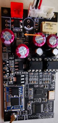 Zdjęcie płytki układu DAC z widocznymi kondensatorami i elementami elektronicznymi.