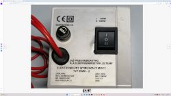 Zdjęcie elektronicznego wymuszacza mocy z widocznymi detalami na panelu przednim.