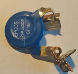 Niebieski warystor Epcos L25K320QP widoczny z bliska.
