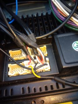 Czarny ekran w chińskim radiu no name przy wstecznym - zimne luty?