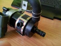 Funkcja trzeciej rurki w pompie spryskiwaczy reflektorów - do czego służy?