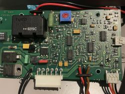 Płytka układu sterowania z komponentami elektronicznymi.