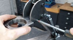 Montage des Gewindearmteils Nahaufnahme eines Gewindearmteils mit befestigter Schraube.