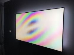 Tęcza na ekranie telewizora Philips 65 przy oglądaniu z boku.
