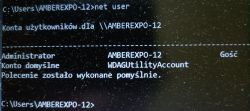 Okno wiersza poleceń z wynikami polecenia net user.
