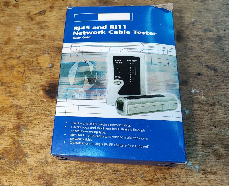 Niebieskie pudełko z testerem kabli RJ45 i RJ11.