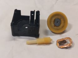 Części mechanizmu potencjometru; obudowa, zębatka, oś i styk