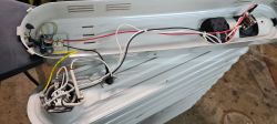 Wnętrze grzejnika z widocznymi przewodami elektrycznymi i komponentami.