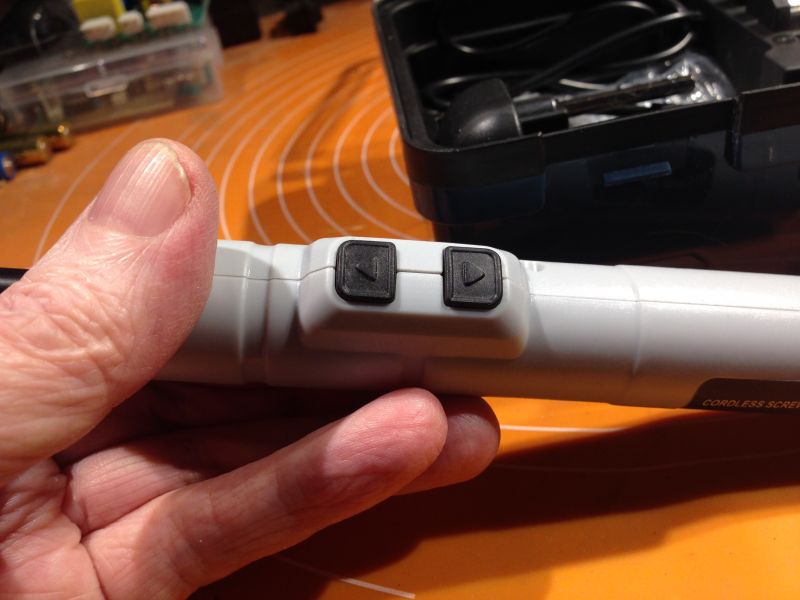 Elektryczny wkrętak akumulatorowy z dwoma przyciskami