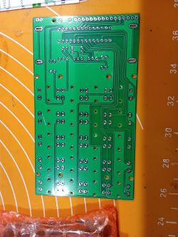 Płytka drukowana z otworami do montażu elementów elektronicznych.