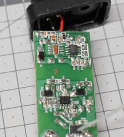 Zbliżenie na płytkę PCB z elementami SMD i brakiem jednego układu scalonego