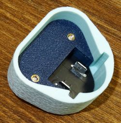 Adapter do zasilania akumulatorowego z grotami typu T12, zbudowany z tworzywa sztucznego.