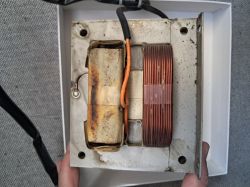 Transformator z mikrofalówki z uszkodzonym uzwojeniem wtórnym w pudełku