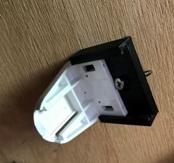 Uchwyt z otworem na wkręt do mocowania rolety Gardinia - projekt i wydruk 3D Uchwyt z otworem na wkręt do mocowania rolety Gardinia - projekt i wydruk 3D